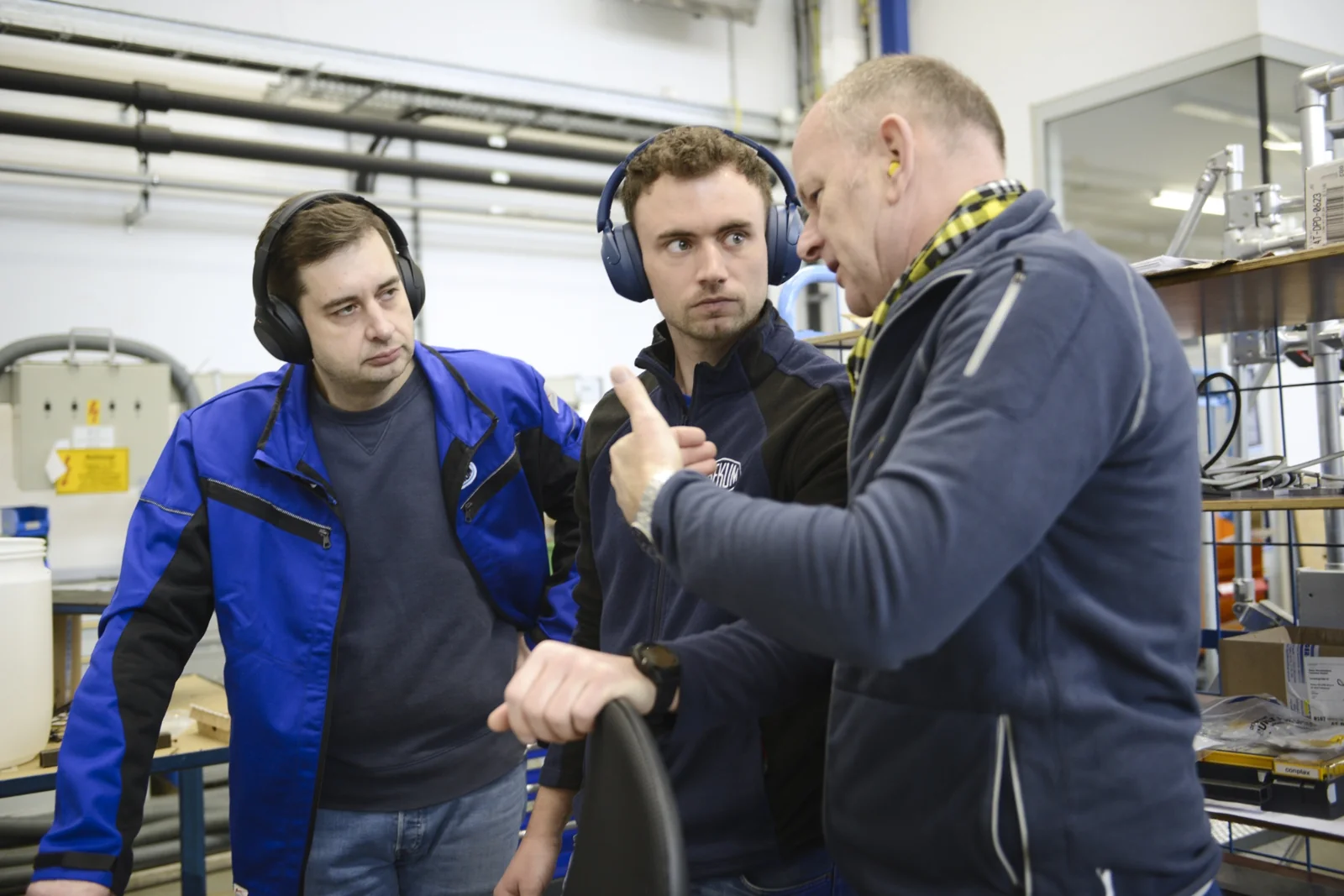 Andreas Lichtenauer in a technical discussion with two colleagues